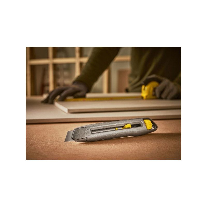 STANLEY Nóż łamany metalowy 18 mm INTERLOCK 4-10-018