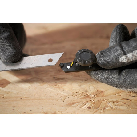 STANLEY Nóż z systemem łamania ostrza i blokadą 18mm FATMAX FMHT10592-0 STANLEY Nóż z systemem łamania ostrza i blokadą 18mm FATMAX FMHT10592-0